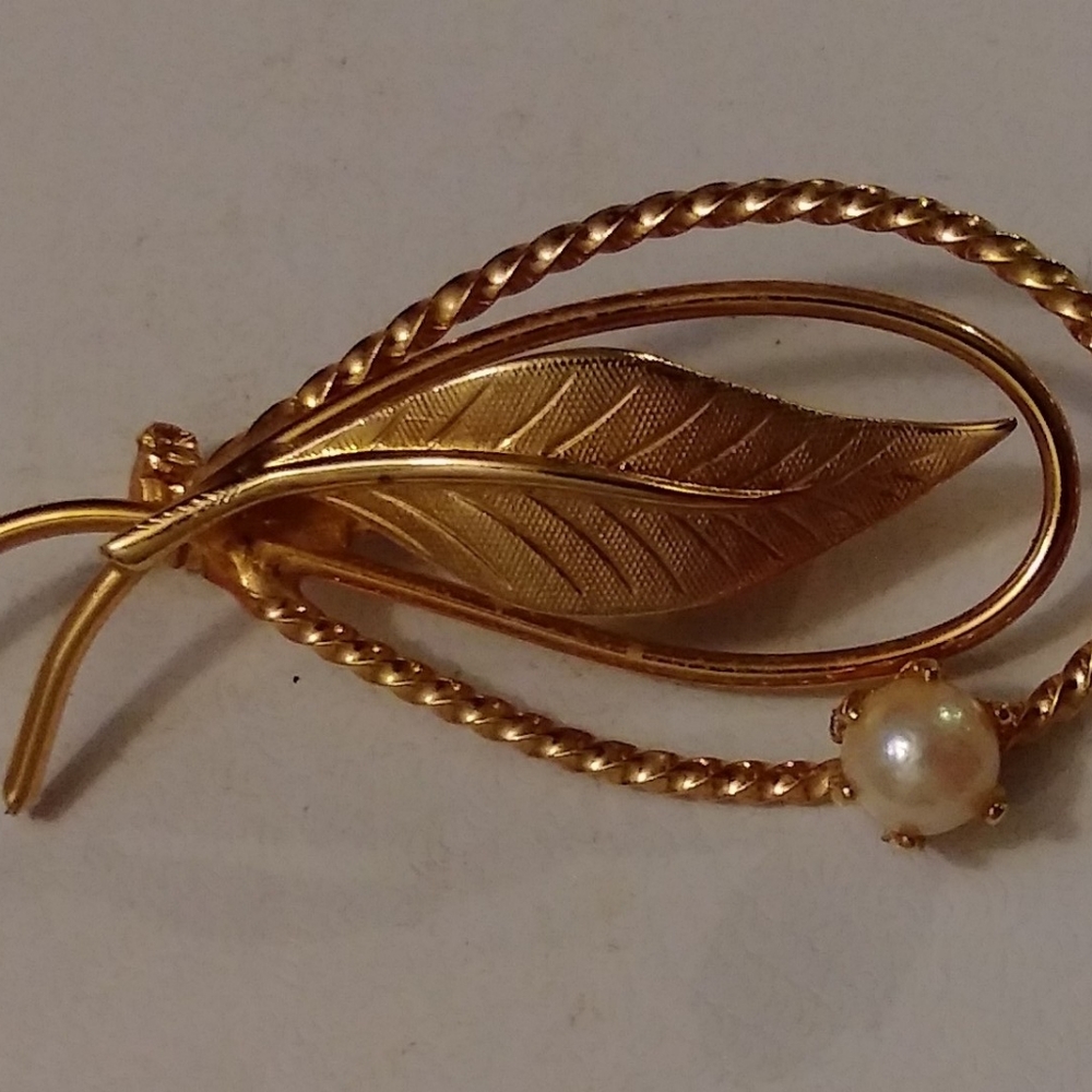 Vintage 50's Gold plated Leaf & Pearl Brooch/Pin